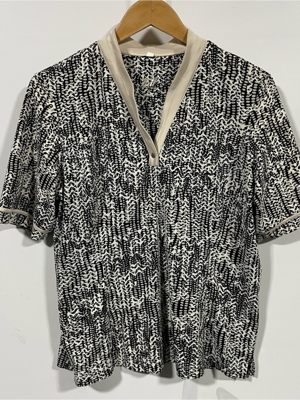 Tail Black & Cream Printed Short Sleeve Blouse